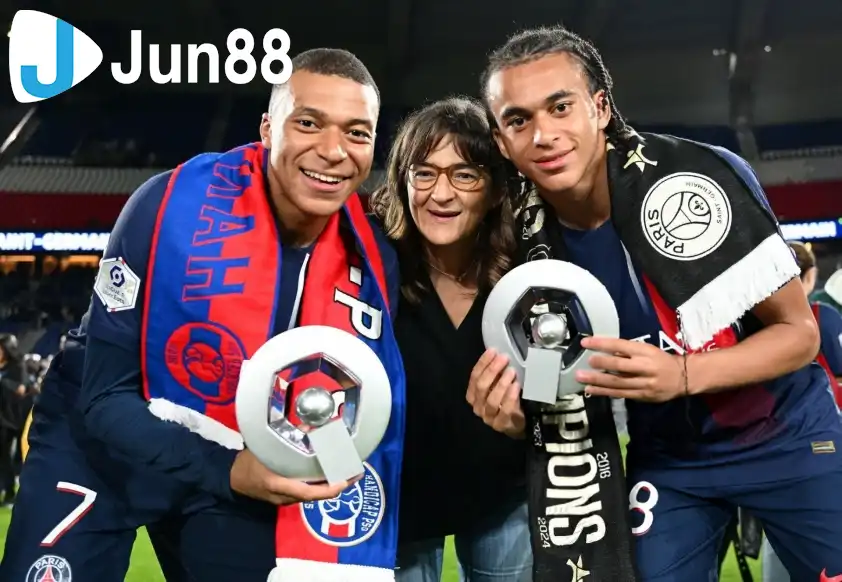 Ethan và Kylian từng sát cánh trong màu áo PSG